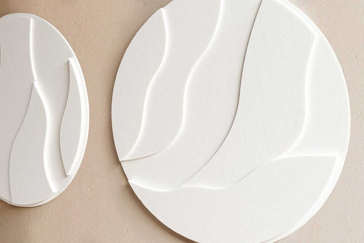 Dos piezas de Arte en Fieltro Circular una junto a la otra, vistas en ángulo