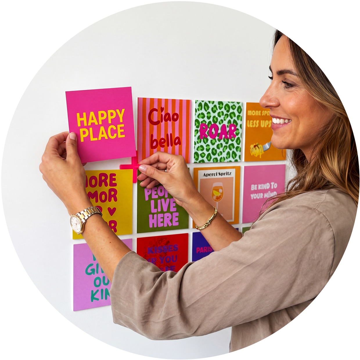 Una donna che aggiunge un Happy shape alla sua parete accanto ad altri Happy shapes.