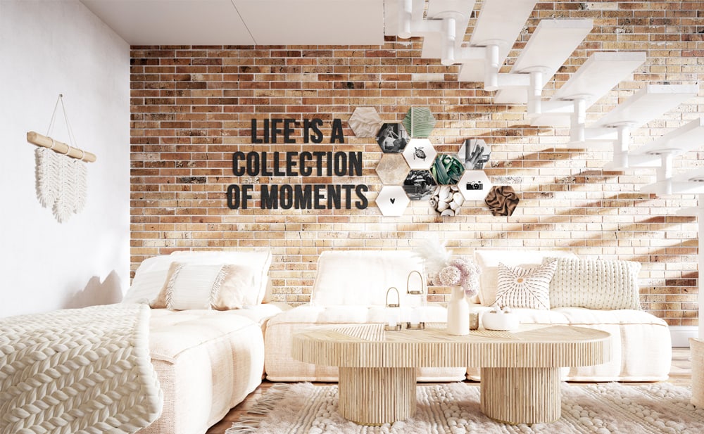 Decoración de pared Shapes combinada con letras de fieltro bajo la escalera — modernos mosaicos fotográficos hexagonales como punto focal elegante en una pared de ladrillo.