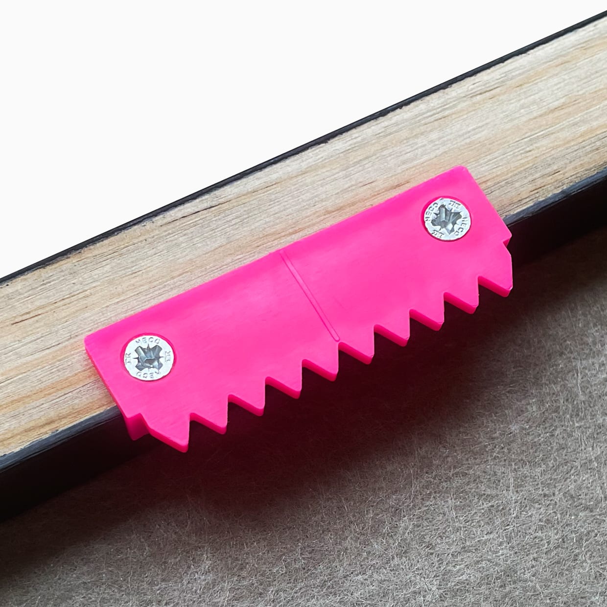 Sistema de colgado montado en el marco flotante del Arte en Fieltro